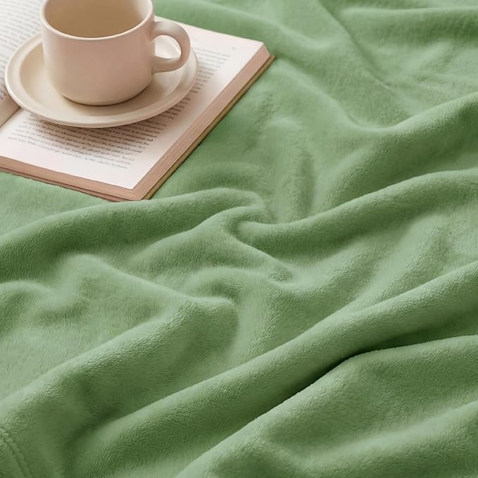 Bedsure GentleSoft Fleece Blanket Twin Size Green - Image 5